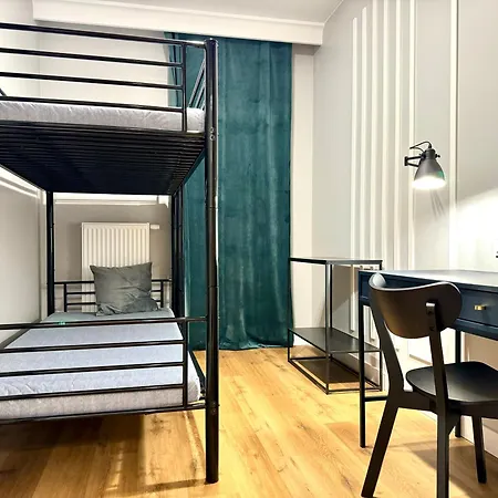 Cute 2 Bedroom In Apartment *