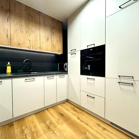 Cute 2 Bedroom In Apartment *